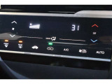 フルオートエアコンが装備されています!お好みの温度設定をするだけでエアコンの風量やモードの切り替えを自動でコントロールしてくれます!ユーザーの操作が少なく燃費走行にもつながります!