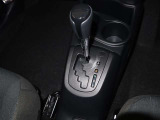 扱いやすいシフトパターンです。足踏み式のパーキングブレーキを採用してます。