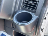 【ドリンクホルダー】運転席のハンドル近くにドリンクホルダーがあり使いやすい!