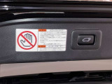 バックドアの底部にパワーバックドアとイージークローザーの取り扱いに関する説明と注意を記入したステッカーが貼ってあります。ステッカーの横にパワーバックドアのスイッチが付いてます