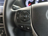 便利なステアリングスイッチ付きでナビに目をやらなくても音量調整等が可能です。