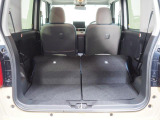 後席を倒して荷室を広くできます。写真は後席を左右とも倒した状態。実用的な広さの荷室になります。
