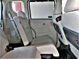 後席は320mmも前後にスライド☆一番前に出せば運転席から後席のお子様に手が届きます☆
