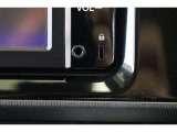 スマートフォンやiPodに入れた音楽を楽しめるAUXを装備しています。AUXは直接カーオーディオに接続できるため、Bluetoothなどよりも高音質な音楽が楽しめます。