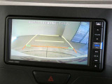 車庫入れの強い味方。後退時の死角をチェックするために便利です。