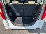 普段のお買い物に十分な広さのラゲッジスペースです。リアシートを倒せば大きな荷物も載せられます。