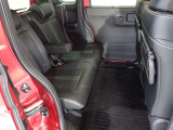 リアシートは足元も広々していて足を組めるほど余裕があります!又背もたれを左右別々に倒せるので長い物でも積めます。