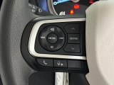 ナビゲーションやオーディオなどの操作がハンドルの手元でできるステアリングスイッチが付いてます