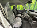運転席まわりには十分なスペースがあり、大柄な方でもゆったり運転していただける環境です。