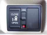 運転席からもスライドドアをボタン操作でスピーディーに開閉できます!またスマートキーでも操作できるので便利です。