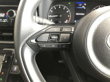ステアリングスイッチでハンドルから手を離さなくても、音量やチャンネルなどの調整ができて安全です。