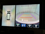 パノラミックビューモニターシステムが付いているので車の上から見た映像が確認できますよ。 一目で車両周辺の情報を確認できますが、直接安全をご確認下さい。