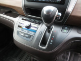 インパネシフトでフロントシートの足元もスッキリお使い頂けます!!パーキングブレーキは室内空間を有効に活用できるフットブレーキを採用♪