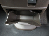 インパネ下にも収納スペースをご用意しています。