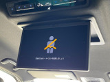 【13.2型有機ELフリップダウン】三列目からでも迫力のエンタメが観れる大画面フリップダウン。有機ELのモニターでは、一般的なフリップダウンよりも高コントラストでキレイな映像を楽しめます。