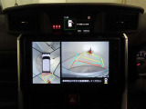 後方の見える安心をお届けするバックガイドモニター付:バックするときのアシストラインもあって楽々バック!車庫入れや縦列駐車をサポートし、苦手な駐車も安心です!今やもう手放せない装備ですネ♪