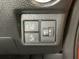 ハンドルの右側にはヘットライトリベライザーとHondaセンシング用のメインスイッチがついています。ヘッドライトリベライザーは道路状況や積荷の加重に応じてライトの高さを調節できます。