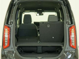 2列目シートは左右独立で倒すことができます。3人乗車状態でより多くの荷物を積むことができます。
