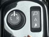 【電動格納ミラー】運転席のスイッチで、ドアミラーの開閉や角度の調整ができます。
