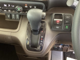 シフトはインパネシフト、パーキングブレーキは電子制御となっています。