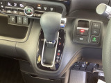 シフトはインパネシフト、パーキングブレーキは電子制御となっています。