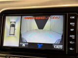 パノラミックビューモニターを装備。駐車場や交差点でクルマを真上から見るように周囲を確認できます。機能の詳細は販売店スタッフまでおたずねください。