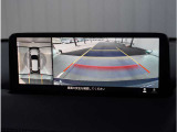 【360&deg;ビュー・モニター】専用カメラにより上から見下ろしたような視点で360度クルマの周囲を確認することができます。駐車が苦手な方でも縦列駐車や幅寄せ時に活躍してくれます。