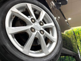 【純正アルミホイール】外観にマッチした純正アルミホイールを装着しております。各種社外アルミホイールや、スタッドレスタイヤも取扱いしております。是非ご相談ください♪