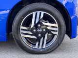 純正アルミホイールを装着しています。安全運転で楽しいドライブを。