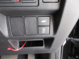 パワーテールゲートの開閉、横滑りを防ぐVSA等のスイッチ類は運転席の右側、手の届きやすい位置にあります。