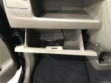 便利な収納スペースの助手席グローボックスです。小物もたくさん収納できます。