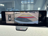 オプション装着の360&deg;ビューモニターでは、両サイドとフロント、バックカメラの合成で、あたかも上空から見下ろした様に周囲を確認して頂けます。駐車場だけでなく、T字路等でも活躍のアイテムです。