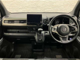操作性に優れた運転席となります!小物入れや各ボタンの配置にこだわり、使いやすいです!座り心地もよく視認性も良好なのでロングドライブもお任せ下さい!
