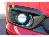 クルマに近い位置をワイドに照らすLEDフォグライトを装備。シャープな光と低消費電力でドライブをサポートするのと共にワイド&ローな印象も高めます。