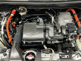 技術が詰まったエンジンルームもご覧の通りピカピカにクリーニング済みです。ハイブリッドなのでお財布にも環境にも優しいです。