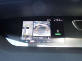 まるでお車を真上から見下ろしたかのような映像をナビに映し出してくれますので狭い駐車場でも周囲を確認する事が出来ますので非常に安心です♪