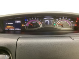 スピードメーターとタコメーターを大きく配した見やすいメーター部になっています。左側のインフォメーション画面でオドメーターや燃費などの情報を確認できます。