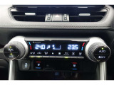 ★運転席と助手席でそれぞれお好みに合わせて温度設定が行えるフルオートエアコンです。外気温や室温、日射量を感知し、吹き出し温度、風量を緻密に制御します