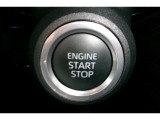 プッシュスタート付き。スマートキーを携帯していればキーを取り出さずにドアを施錠&解錠。クルマの始動も可能です。