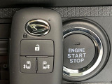 【キーフリーシステム】カバンやポケットに入れたままでもドアの施錠・解錠が可能なスマートキーを装備。エンジンのオン・オフ時もカギを取り出す必要が無いからとっても便利です♪