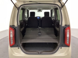 リアシートの背もたれを倒してさらに広々としたトランクスペースになります。段差も少なく荷物の出し入れもしやすくなっています。