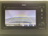 バックでの車庫入れも安心です! リアカメラが付いているバックモニター付のディスプレイオーディオを装備しております。操作線もついており距離感も画面から確認できます。