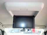 後席モニターが装備されておりますので長距離ドライブの際もTVや映画をご覧いただきながら移動する事が可能です♪