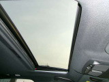 電動サンルーフになります。換気に便利なチルトアップ機能もあります。