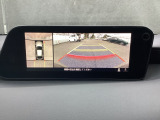 狭い場所での駐車やすれ違いなどでより的確な運転操作に役立つ360&deg;ビューモニターが装備されています。