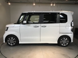 狭い駐車場でも、スライドドアならチャイルドシートへのお子さまの乗降や荷物の積載もスムーズ。とても便利な【助手席側。電動スライドドア】ドアハンドを少し引くだけでリアドアが自動開閉します。