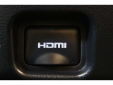 音声と映像が1本のケーブルで伝送できる便利なHDMIを装備しています。iPhoneやスマートフォンの画面と全く同じ画面がカーナビの画面に表示されるので、地図アプリや動画などのミラーリングが可能です。