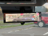 インテリジェントルームミラー。車両後方のカメラ映像をミラー面に映し出して、いつでもクリアな後方視界を確保します。