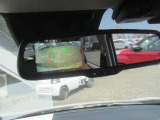 ルームミラーにもアラウンドビューカメラに映像が出ますので後方の確認が出来ます。見通しが悪い夜の駐車場での車庫入れには、心強い味方となります。