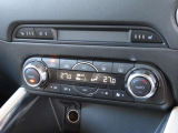 【フルオートエアコン】運転席と助手席の温度調整がそれぞれ出来るフルオートエアコン装備です。これなら暑がりなご主人、寒がりな奥様が同乗されても問題ないですね。